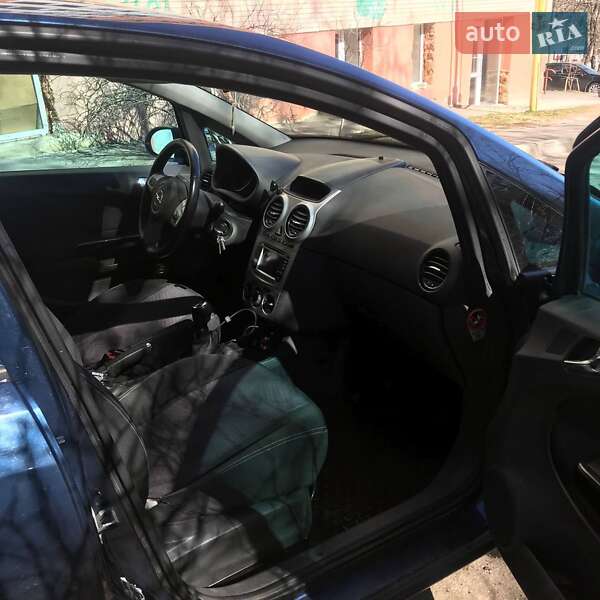 Хэтчбек Opel Corsa 2011 в Тростянце