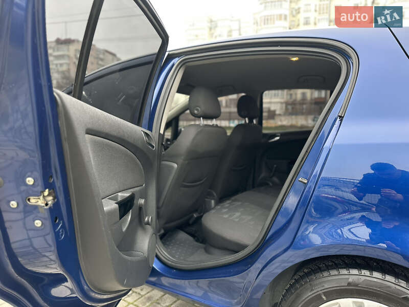 Хетчбек Opel Corsa 2012 в Запоріжжі