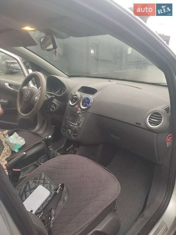 Хетчбек Opel Corsa 2012 в Івано-Франківську