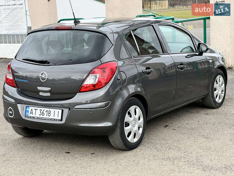 Хетчбек Opel Corsa 2012 в Долині