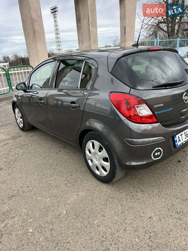 Хетчбек Opel Corsa 2012 в Долині