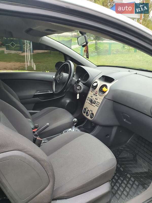 Хэтчбек Opel Corsa 2010 в Шумске