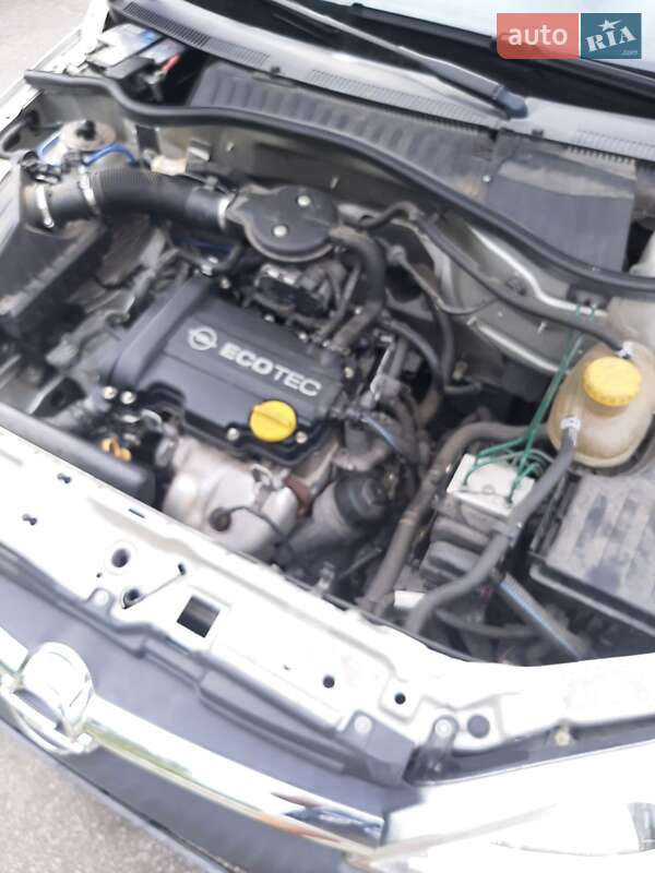 Хэтчбек Opel Corsa 2002 в Вараше