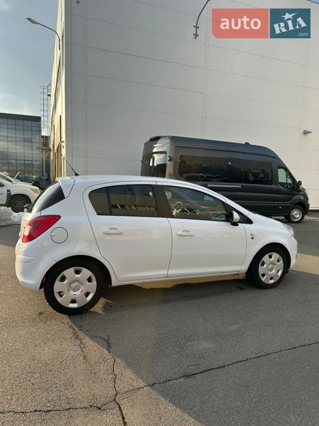 Хэтчбек Opel Corsa 2011 в Киеве