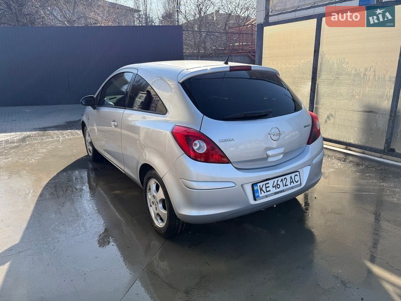 Хэтчбек Opel Corsa 2010 в Днепре