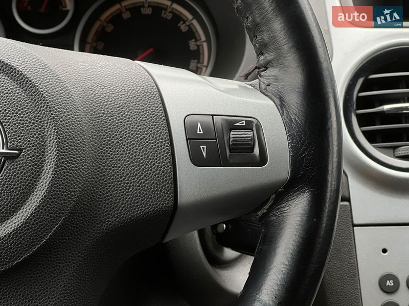 Хетчбек Opel Corsa 2011 в Львові