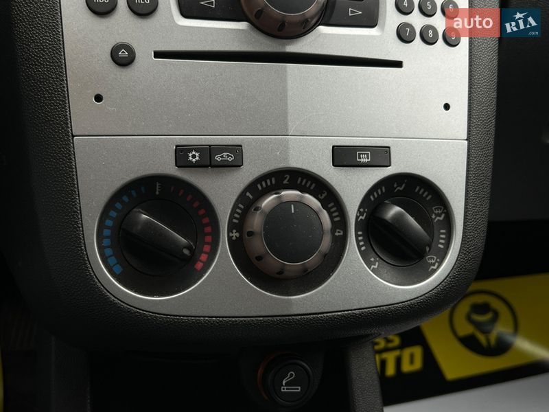 Хетчбек Opel Corsa 2011 в Львові