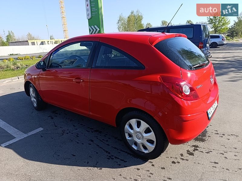 Хэтчбек Opel Corsa 2011 в Киеве