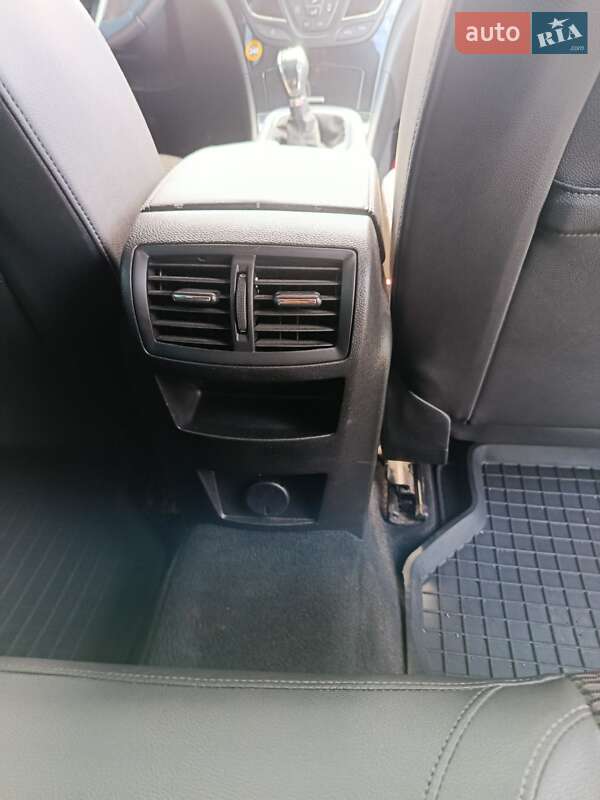 Универсал Opel Insignia Country Tourer 2015 в Голобах