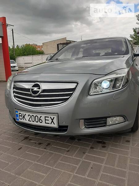 Седан Opel Insignia 2013 в Ровно