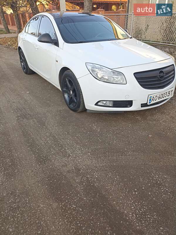 Седан Opel Insignia 2011 в Ужгороде