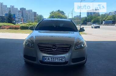 Универсал Opel Insignia 2010 в Вишневом