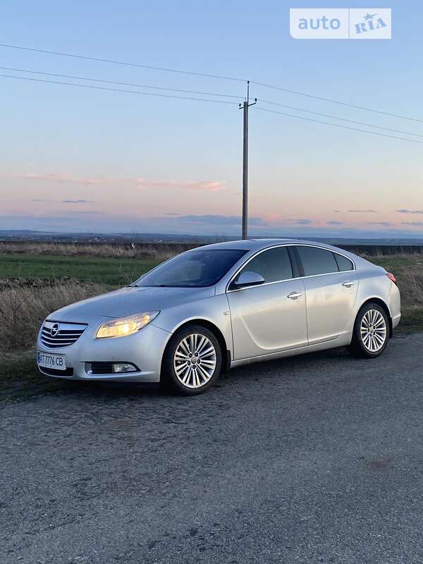 Седан Opel Insignia 2012 в Тлумаче