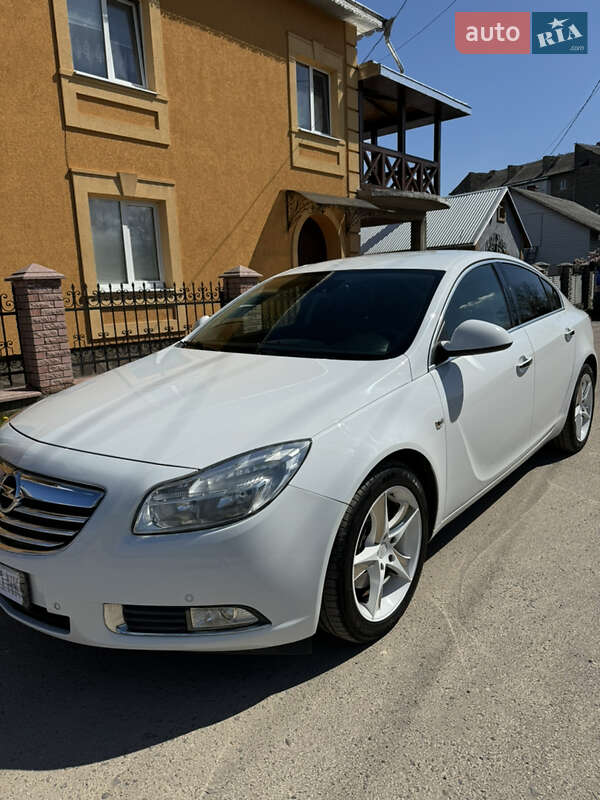 Седан Opel Insignia 2010 в Чернівцях