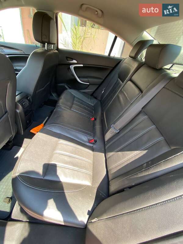 Седан Opel Insignia 2012 в Буче