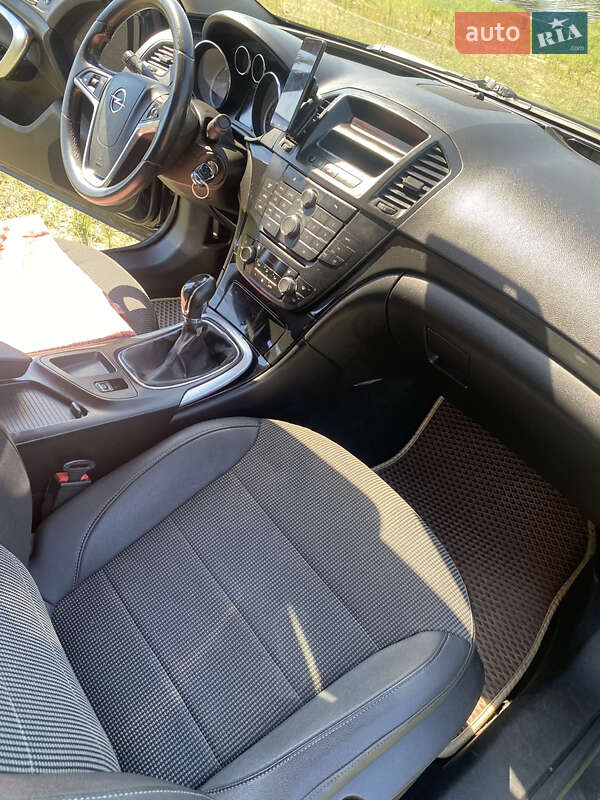 Седан Opel Insignia 2010 в Миргороді