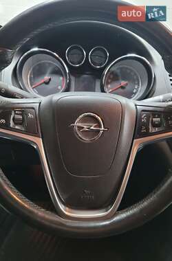 Универсал Opel Insignia 2010 в 