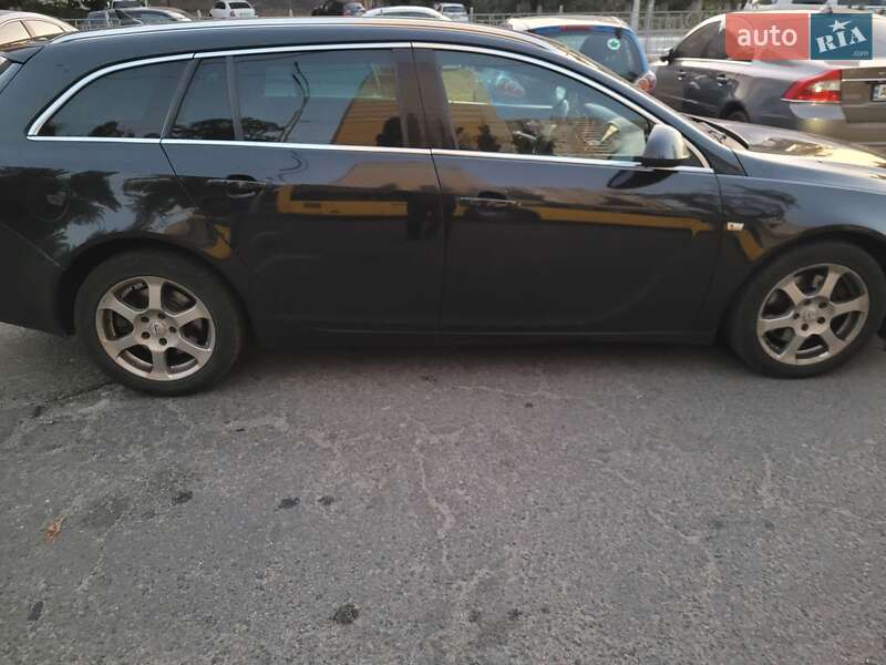 Универсал Opel Insignia 2010 в 