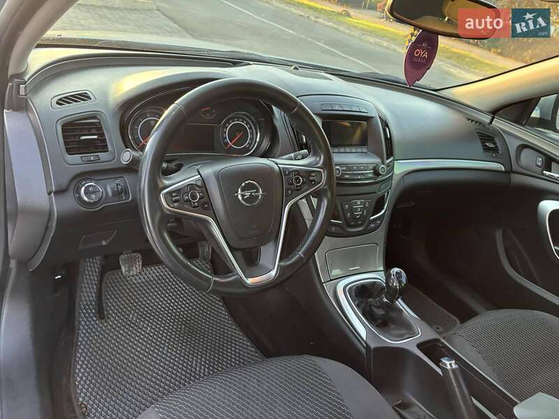 Седан Opel Insignia 2013 в Южному