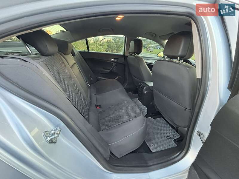 Седан Opel Insignia 2013 в Южному