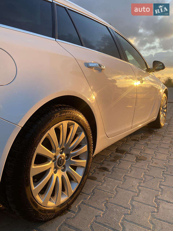 Универсал Opel Insignia 2010 в Хотине