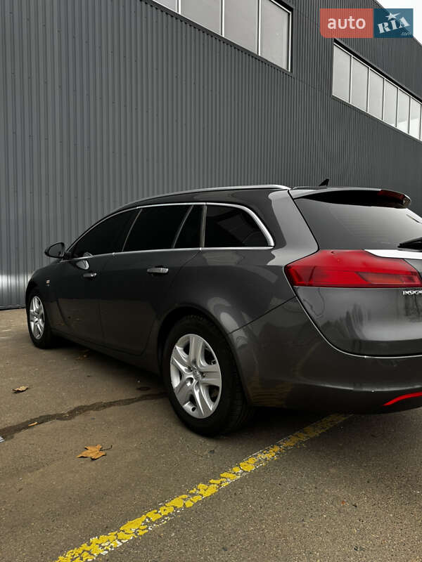 Универсал Opel Insignia 2010 в 