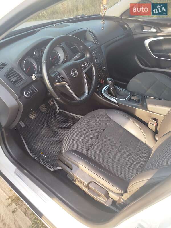 Седан Opel Insignia 2010 в Городке