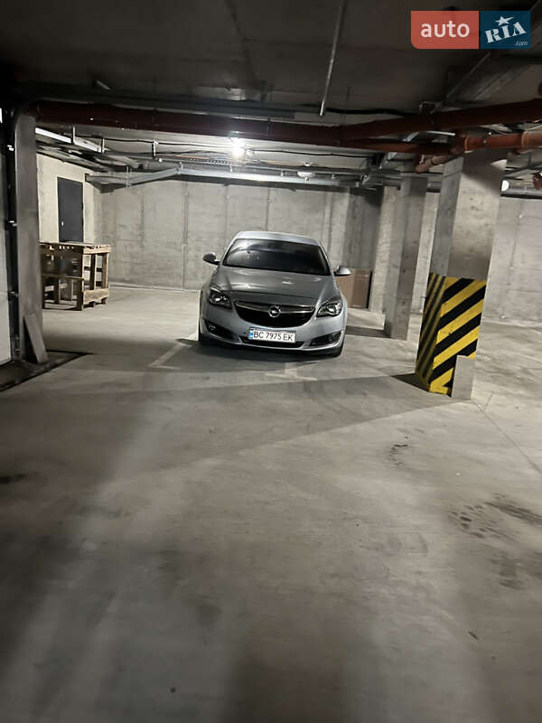 Седан Opel Insignia 2015 в Львові