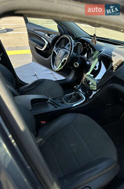 Универсал Opel Insignia 2010 в 