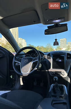 Универсал Opel Insignia 2010 в 