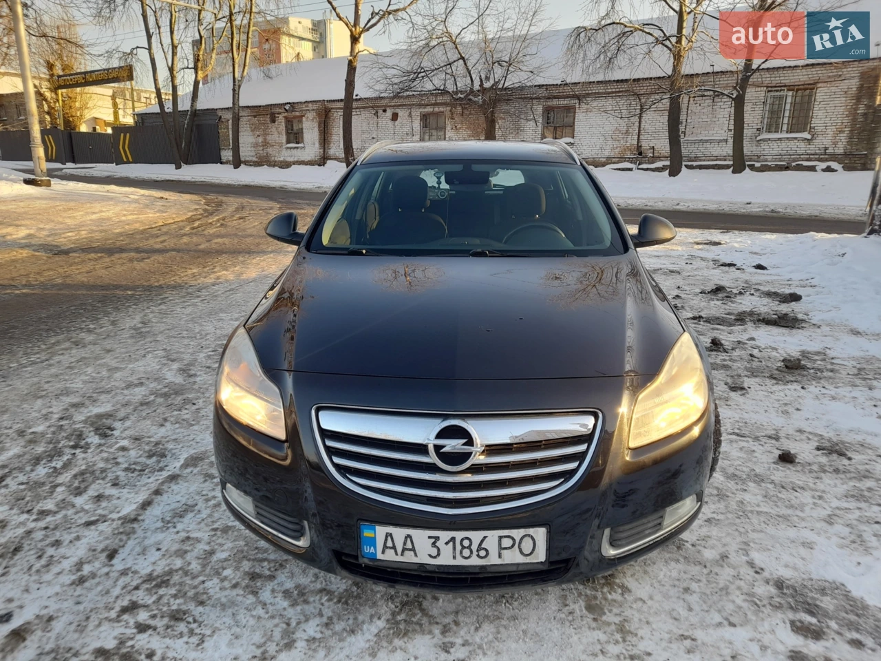 До пробіга 220 т. тільки міняв мастило та пильники задніх амортизаторів, після 220 заміна ланцюга ГРМ разом з термостатом, помпою, клапанною кришкою. Потім поступова заміна всіх шлангів системи охолодження, нова турбіна та теплообмінник, двухмасовий маховик зі зчепленням у сборі та вижимним підшипником, заміна комплекту всіх підшипників у КПП, по страховій заміна лобового скла(були мікрокульки в масі, сколи та тріщинки), влітку капітальне то генератора та стартера, АГМ акумулятор на 100А/г, диски зимові р16 та літні р18 (на останніх фото). По кузову виправлені всі нюанси. На всі роботи та заміни зберігаю всі накладні, наряди фото та інше.