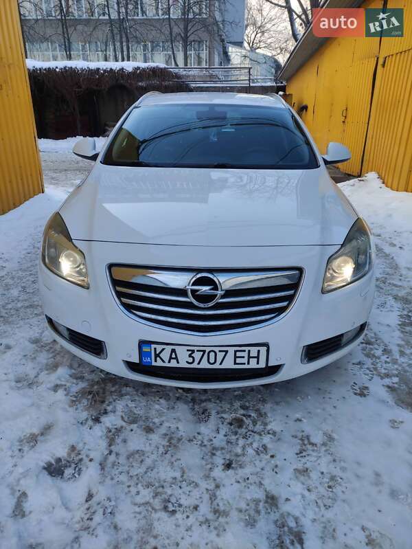 Универсал Opel Insignia 2012 в Вишневом