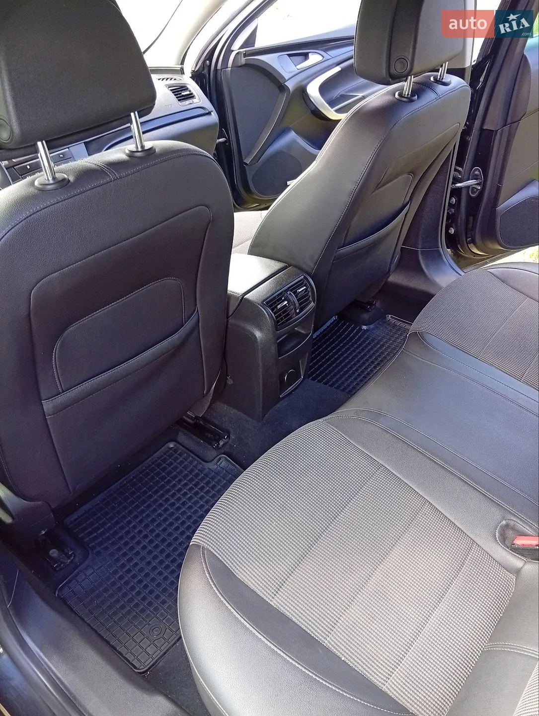 2010 Opel Insignia - мініатюра 8