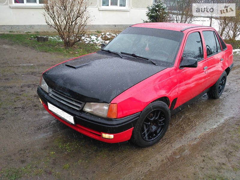 Седан Opel Kadett 1986 в Долине