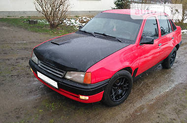 Седан Opel Kadett 1986 в Долине