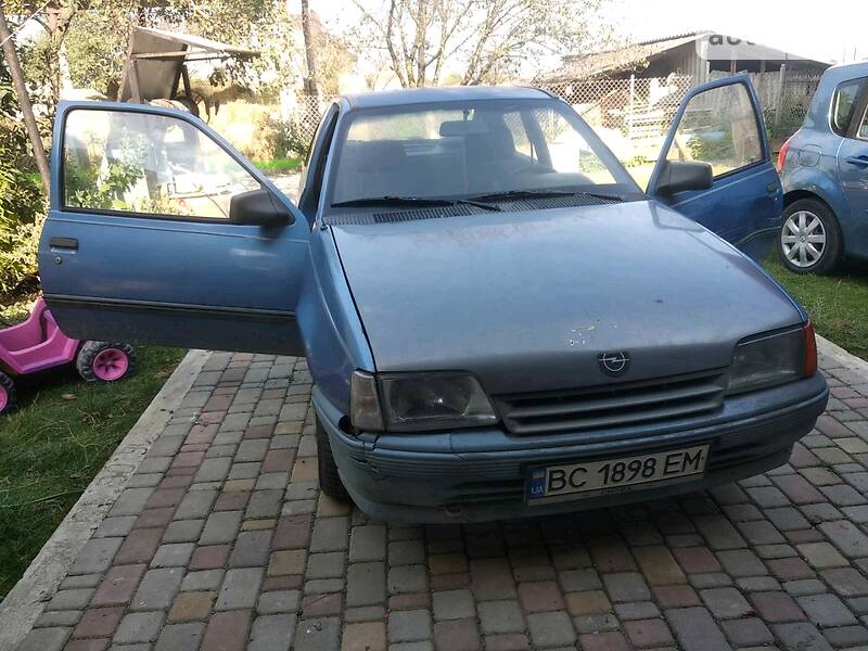 Хэтчбек Opel Kadett 1986 в Стрые