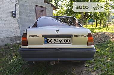 Седан Opel Kadett 1986 в Стрые