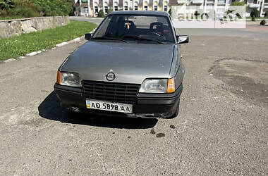 Седан Opel Kadett 1986 в Івано-Франківську