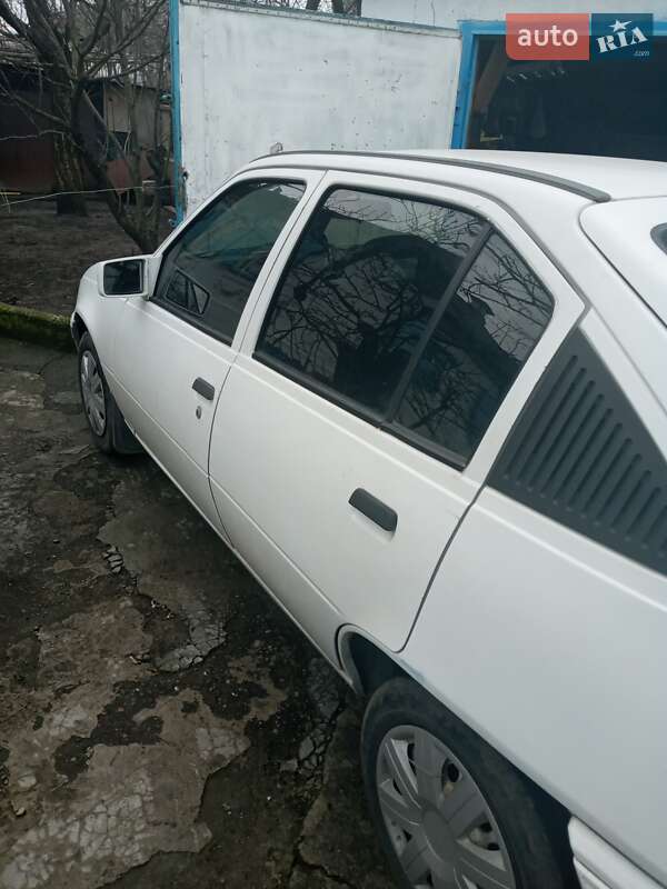 Седан Opel Kadett 1990 в Дніпрі