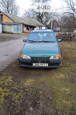 Седан Opel Kadett 1986 в Городку