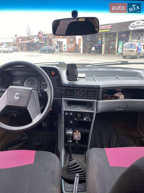 Хэтчбек Opel Kadett 1986 в Кривом Роге