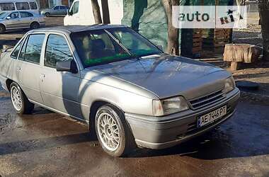 Седан Opel Kadett 1988 в Кривом Роге