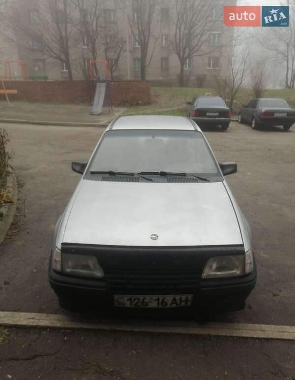 Седан Opel Kadett 1988 в Дніпрі