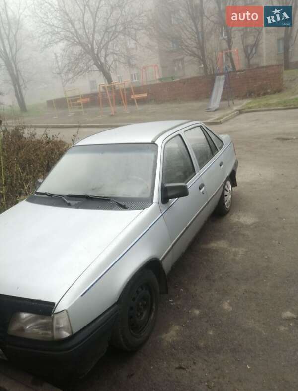 Седан Opel Kadett 1988 в Дніпрі