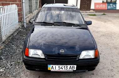 Седан Opel Kadett 1990 в Шумске