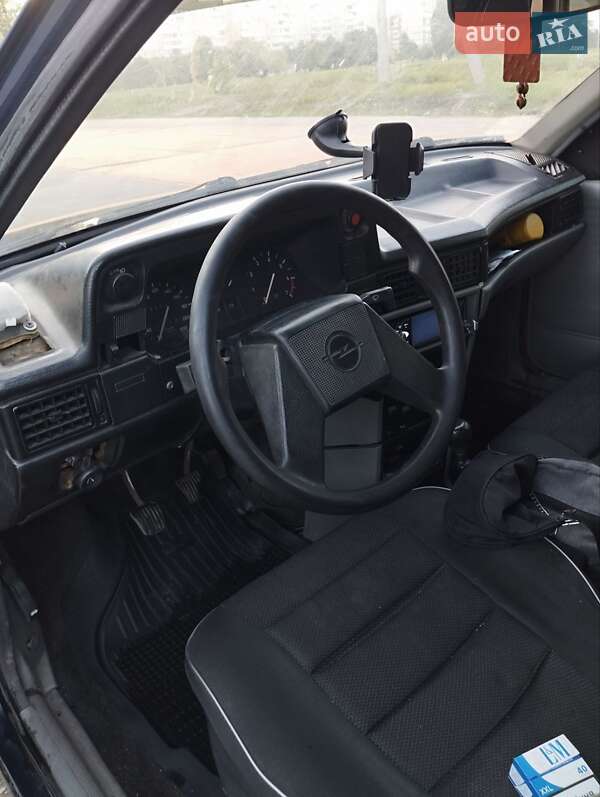 Седан Opel Kadett 1987 в Первомайську