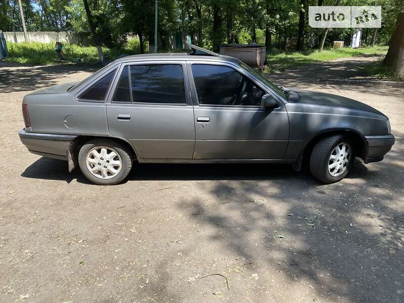 Седан Opel Kadett 1988 в Курахово