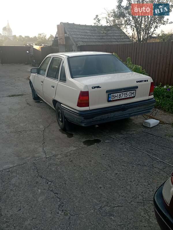 Седан Opel Kadett 1990 в Килии