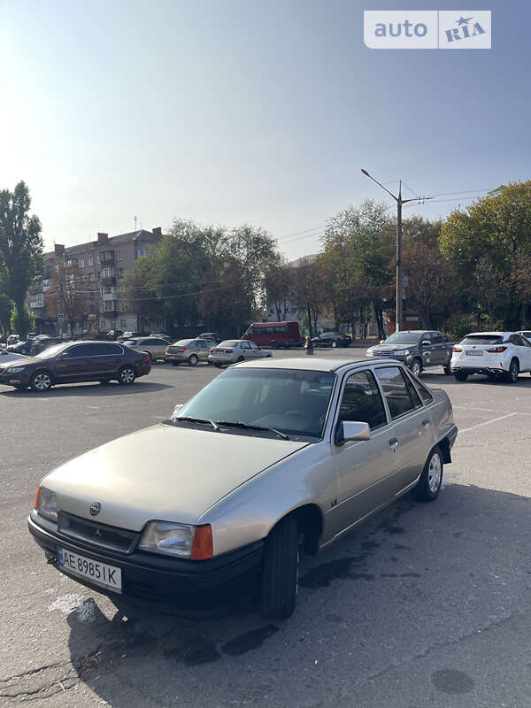 Седан Opel Kadett 1991 в Кривом Роге