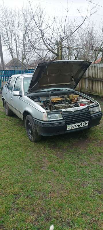 Седан Opel Kadett 1986 в Гребенке